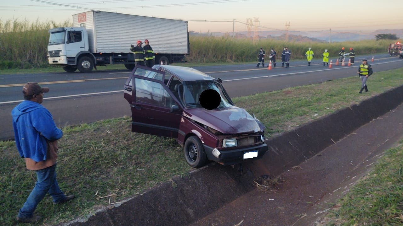 Foto 2 de 3 — ​2 pessoas morrem em grave acidente entre carro e moto na SP-255